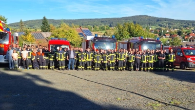 Gemeinschaftsfoto nach der Gemeinschaftsübung mit den verschiedenen Feuerwehren (Bild: Theresa Bayerl)