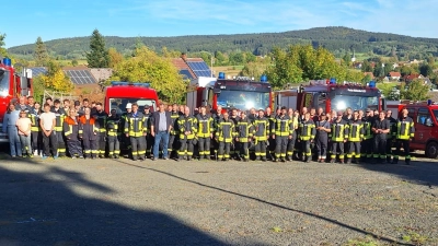 Gemeinschaftsfoto nach der Gemeinschaftsübung mit den verschiedenen Feuerwehren  (Bild: Theresa Bayerl)