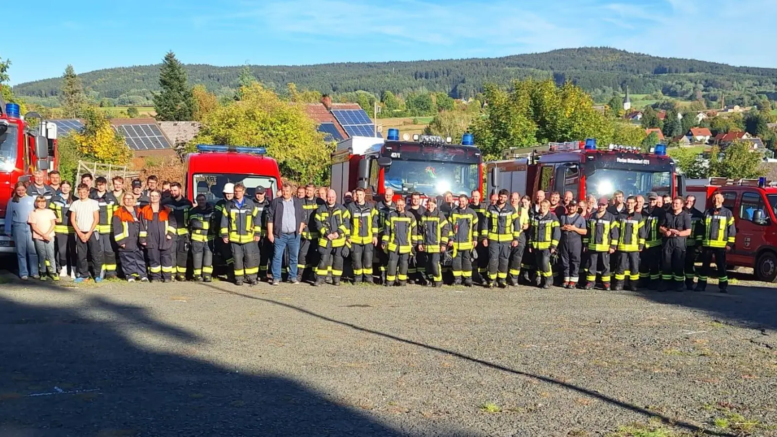 Gemeinschaftsfoto nach der Gemeinschaftsübung mit den verschiedenen Feuerwehren  (Bild: Theresa Bayerl)