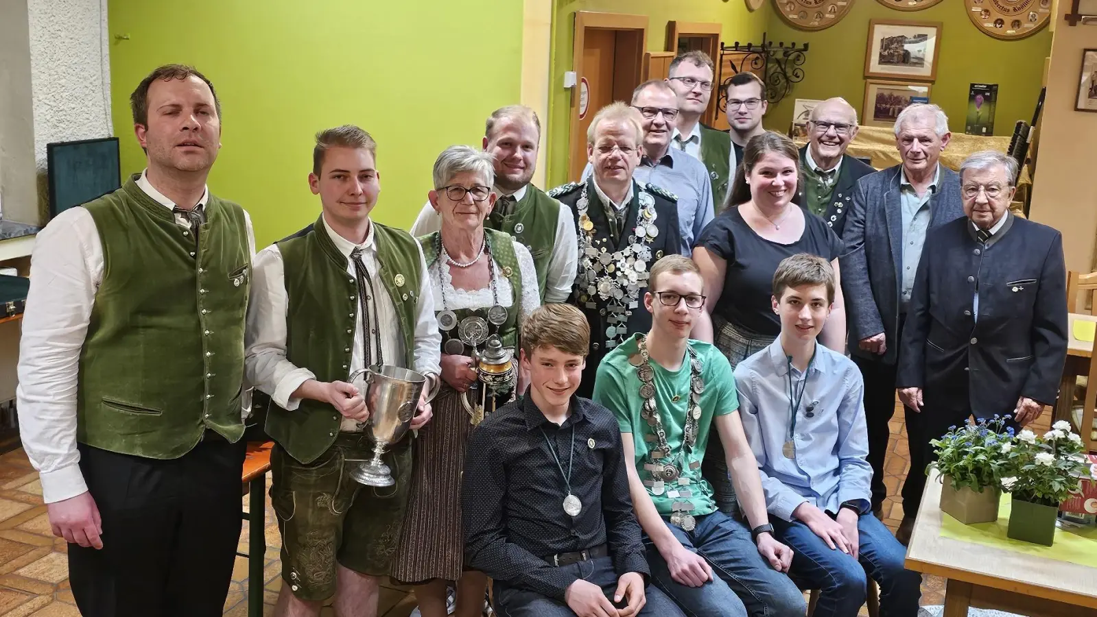 1.Reihe von links: Wolf Hannes, Huber Danilo, Müller Tim,<br> 2.Reihe von links: 2. SM Dirrigl Tobias, Rockinger Fabian, Mang Anne Marie, König Christoph, Ketzler Klaus, Kemptner Christian, Dirrigl, Johannes, Ebenhöch Bastian, Lindner Margareta, Kemptner Xaver, Hellerbrand Georg, Zerbian Erich. (Bild: Gisela Zerbian)