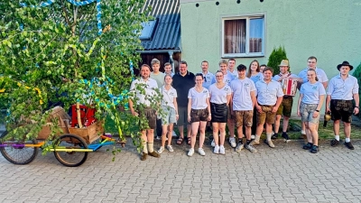 Die KLJB Tröbes war am Pfingstmontag wieder zum Pfingstschwanzfahren unterwegs, um Spenden für P. Ferdinand im Kongo zu erbitten. (Bild: Monika Gerstacker)