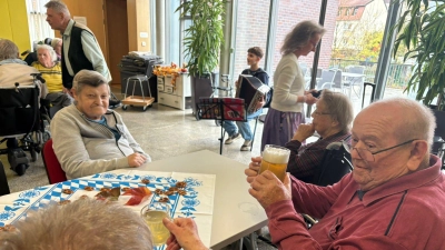 Max Haberkorn sorgte für die musikalische Begleitung des Oktoberfests, während sich die Bewohnerinnen und Bewohner das Bier und das Essen schmecken ließen. (Bild: Thomas Schrems)