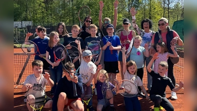 Trainerinnen und Kinder der Tennisabteilung des ASV Neustadt  (Bild: Waltraud Neubauer-Zupfer )