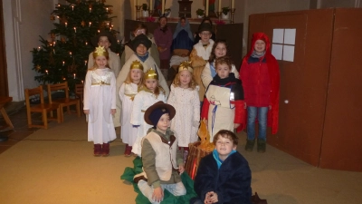 17 Mädchen und Buben erhielten für ihr Krippenspiel von den Gläubigen starken Applaus. (Bild: Siegfried Bock)