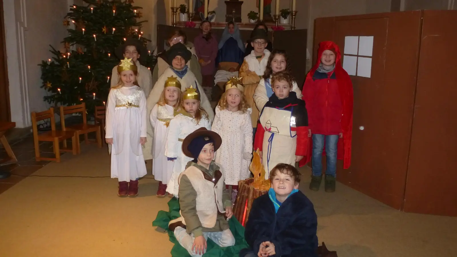 17 Mädchen und Buben erhielten für ihr Krippenspiel von den Gläubigen starken Applaus. (Bild: Siegfried Bock)