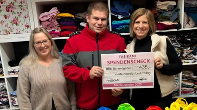 Spendenübergabe aus der Fasikami-Nikolausaktion an den BRK Bereitschaftsleiter. (Bild: Michael Zimmerer)