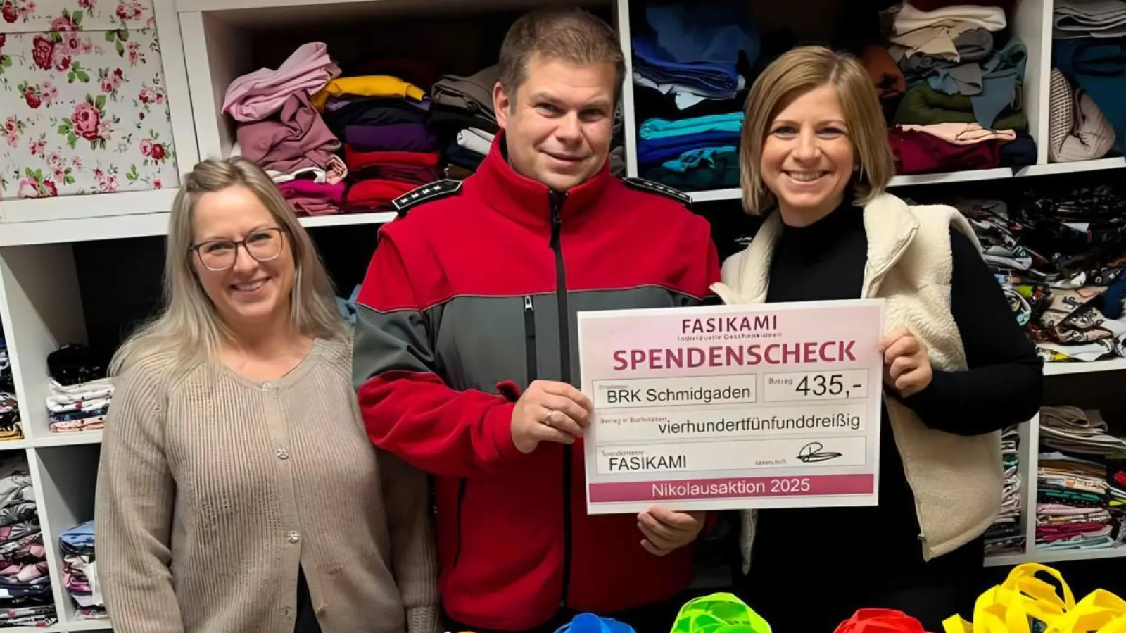 Spendenübergabe aus der Fasikami-Nikolausaktion an den BRK Bereitschaftsleiter. (Bild: Michael Zimmerer)