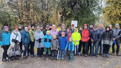 Rund 30 wetterfeste Teilnehmer machten sich auf zu einer Runde um den Silbersee. Mit Bürgermeister Martin Holler (6. V. rechts) und Armin Wallner (4. V. rechts). (Bild: Nikolaus Scherr)
