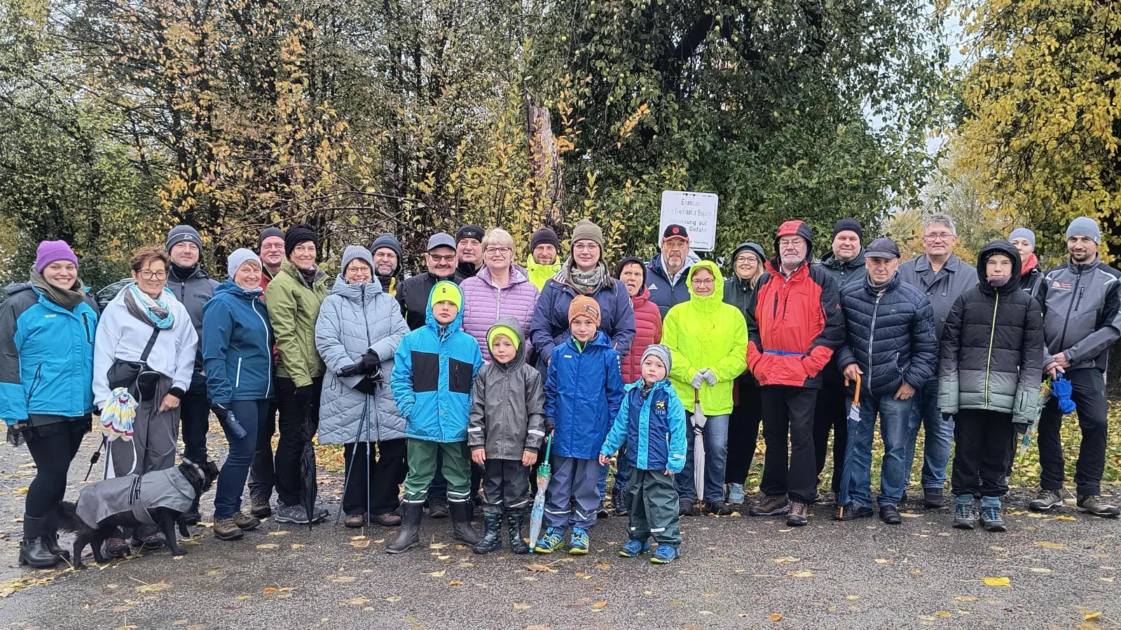 Rund 30 wetterfeste Teilnehmer machten sich auf zu einer Runde um den Silbersee. Mit Bürgermeister Martin Holler (6. V. rechts) und Armin Wallner (4. V. rechts). (Bild: Nikolaus Scherr)