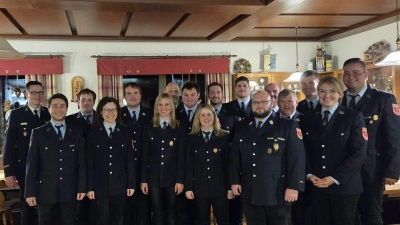 V. l.: Kreisbrandinspektor Armin Daubenmerkl, 1. Kassier Christian Schreier, 2. Jugendwart Felix Schatz, Kassenprüferin Kathrin Bauer, 1. Kommandant Dominik Baumer, 1. Vorsitzende Julia Viehauser, Beisitzer Michael Koch, 2. Vorsitzender Patrick Bamler, 2. Kassierin Elisabeth Schmidl, Beisitzer Tobias Grosser, Beisitzer Johannes Delling, 2. Kommandant Lukas Bottek, Gerätewart Michael Baumer, Beisitzer Martin Schießlbauer, Schriftführer Philipp Koch, Betreuerin Kinderfeuerwehr Magdalena Koch, Beisitzer Markus Dirrigl (Bild: Anna-Lena Schlosser)