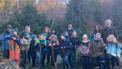 Die 3, Klasse mit MdL Alexander Flierl, Forster Michael Förster, Waldpädagogin Lena Konofsky und der Vorsitzenden der SWD Tanja Schorer-Dremel. (Bild: Nicole Rochelt)
