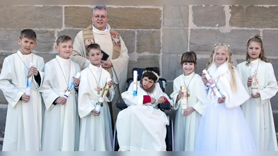 Pater Adrian Kugler mit den sieben Kommunionkindern der Pfarrei St. Luzia Schlammersdorf (Bild: Sandra Hirschke)