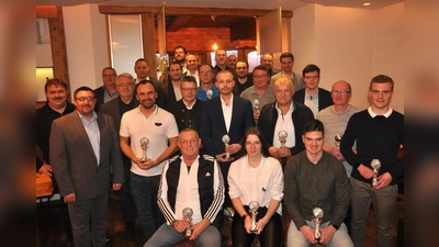 Die Bezirkssieger Willi Hirsch, Johannah Block und Lukas Schwendner (vorne von links) mit den weiteren Geehrten, den Gruppenobleuten und Kreisvorsitzenden sowie BFV-Bezirksvorsitzenden Thomas Graml (4. v. l.) und Bezirksobmann Markus Weigert (2. v. l.)	 Foto: Andreas Allacher/BFV (Bild[M]: Andreas Allacher)