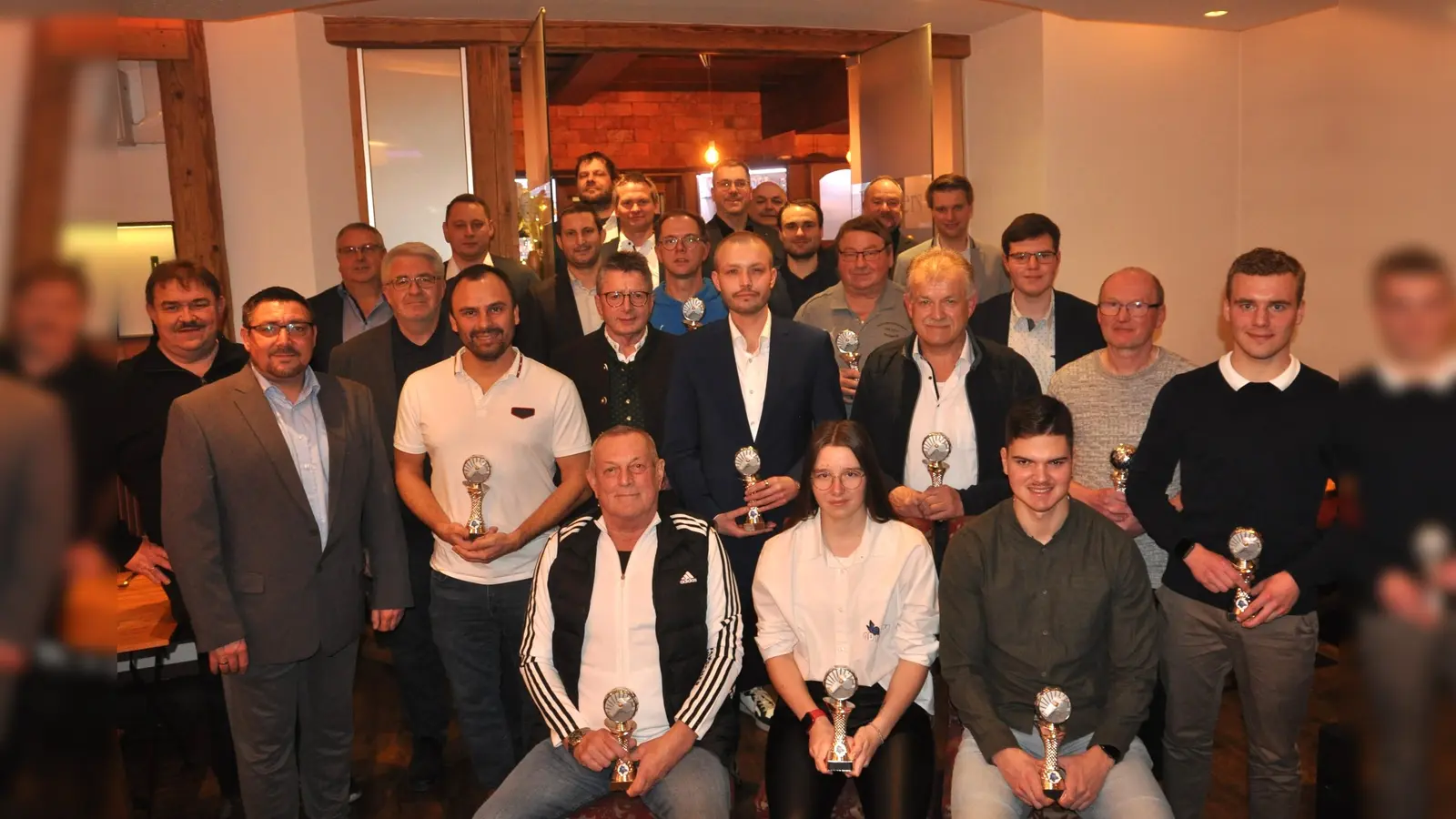Die Bezirkssieger Willi Hirsch, Johannah Block und Lukas Schwendner (vorne von links) mit den weiteren Geehrten, den Gruppenobleuten und Kreisvorsitzenden sowie BFV-Bezirksvorsitzenden Thomas Graml (4. v. l.) und Bezirksobmann Markus Weigert (2. v. l.)	 Foto: Andreas Allacher/BFV (Bild[M]: Andreas Allacher)