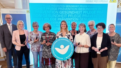 Von links nach rechts: Regierungspräsident Walter Jonas, Daniela Grenzer, Ruthild Käsbauer, Elke Horstmann-Henn, Staatsministerin Judith Gerlach, Birgit Tafelmeier (hinten), Barbara Hirsch, Margarete Kiencke, Inge Lehner, Johanna Radu. (Bild: Kerstin Hörl)