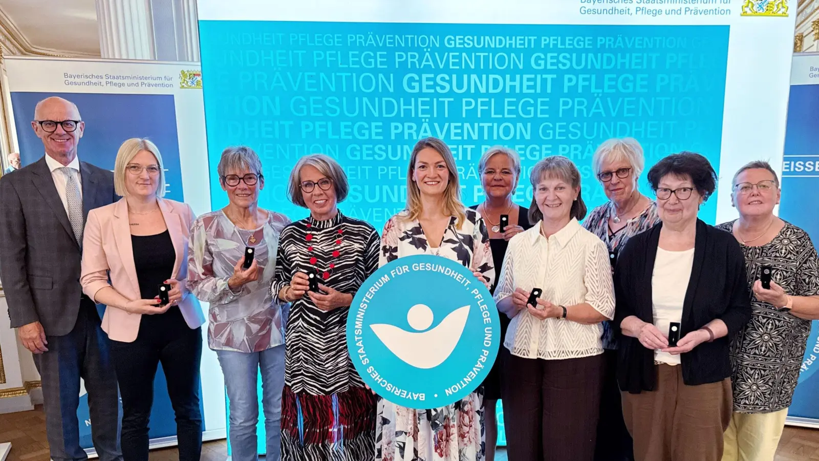 Von links nach rechts: Regierungspräsident Walter Jonas, Daniela Grenzer, Ruthild Käsbauer, Elke Horstmann-Henn, Staatsministerin Judith Gerlach, Birgit Tafelmeier (hinten), Barbara Hirsch, Margarete Kiencke, Inge Lehner, Johanna Radu. (Bild: Kerstin Hörl)