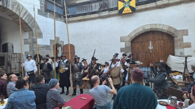 Waffenschau der Stadtwache Amberg  (Bild: Birgit Hren)