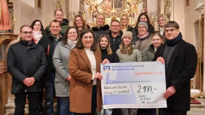 Einige der Mitglieder von „Grazie A Dio” zusammen mit Kirchenpfleger Wolfgang Kreger (links) und Pfarrer Oliver P. Pollinger (rechts) (Bild: Michaela Panzer)