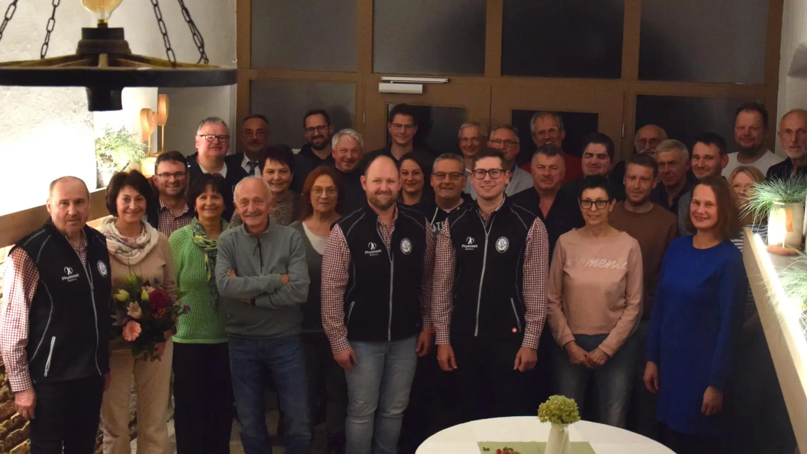 Die neu gewählte Vorstandschaft des OWV Waldthurn mit den gleichberechtigten Vorsitzenden Roman Bauer (links), Heiko Glaser ( 4,v.re) und Dominik Klos (3.v.re). (Bild: Tanja Pflaum)