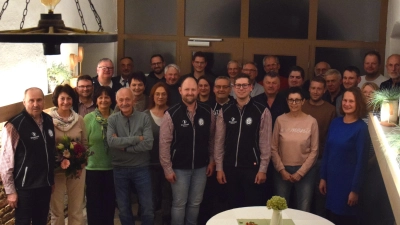 Die neu gewählte Vorstandschaft des OWV Waldthurn mit den gleichberechtigten Vorsitzenden Roman Bauer (links), Heiko Glaser ( 4,v.re) und Dominik Klos (3.v.re). (Bild: Tanja Pflaum)