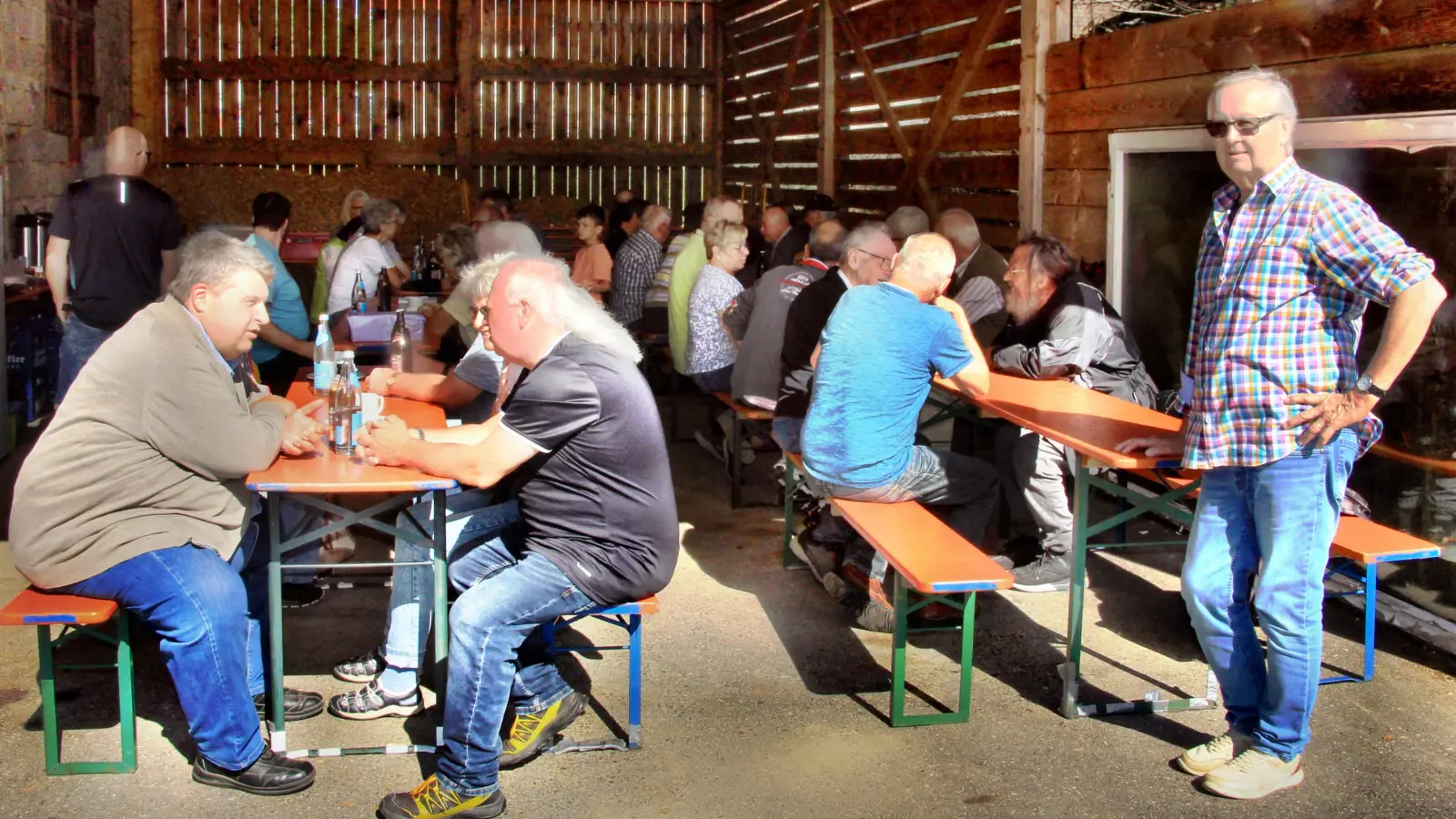 Bei Kaffee, Kuchen und Kaltgetränken kamen schnell Fachgespräche unter den Züchtern und ihren Gästen in Schwung. Rechts Vorsitzender Joachim Hagen, links Bürgermeister Dieter Dehling, ihm gegenüber Leonhard Renner. (Bild: Leonhard Ehras)