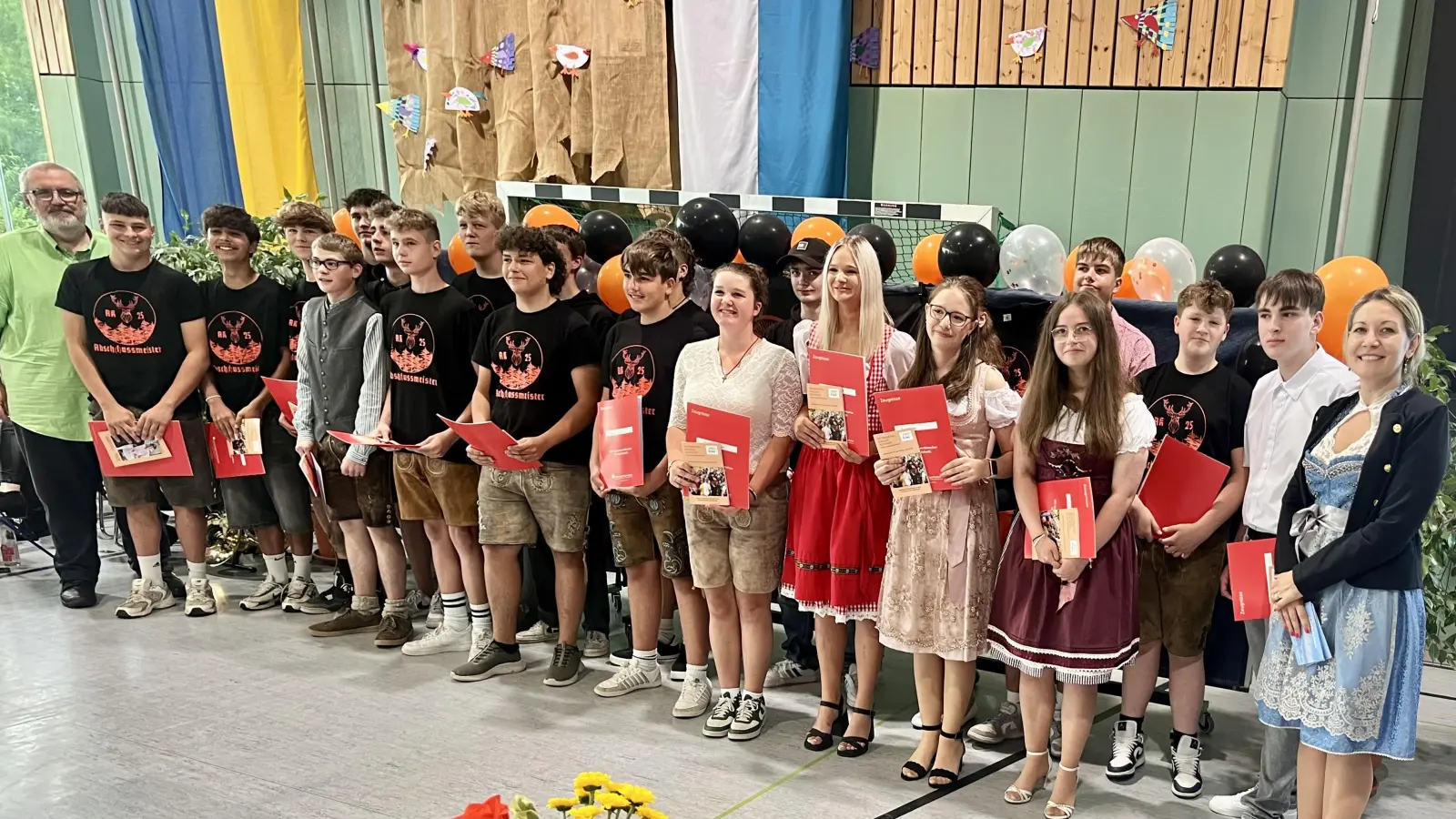 Die Abschlussschülerinnen und -schüler der Zottbachtal-Mittelschule Pleystein mit Rektor Gerhard Steiner und Konrektorin Kerstin Krämer-Höreth. (Bild: Kerstin Krämer-Höreth)