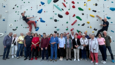Die Teilnehmergruppe Senioren Aktiv der Marktgemeinde Mähring mit dem Betreuungsteam vom DAV Kletterzentrum (Bild: Margit Friedl)