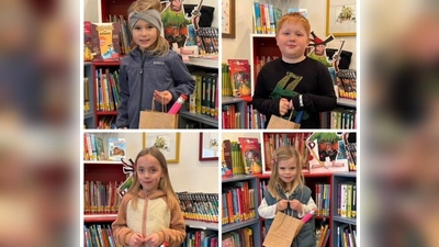 Die fleißigsten Leser des Jahres 2025 bekamen eine kleine Anerkennung. Amelie Kögler, Noah Wenning, Lina Minnich, Emily Schmidt. (Bild: Martina Reger)