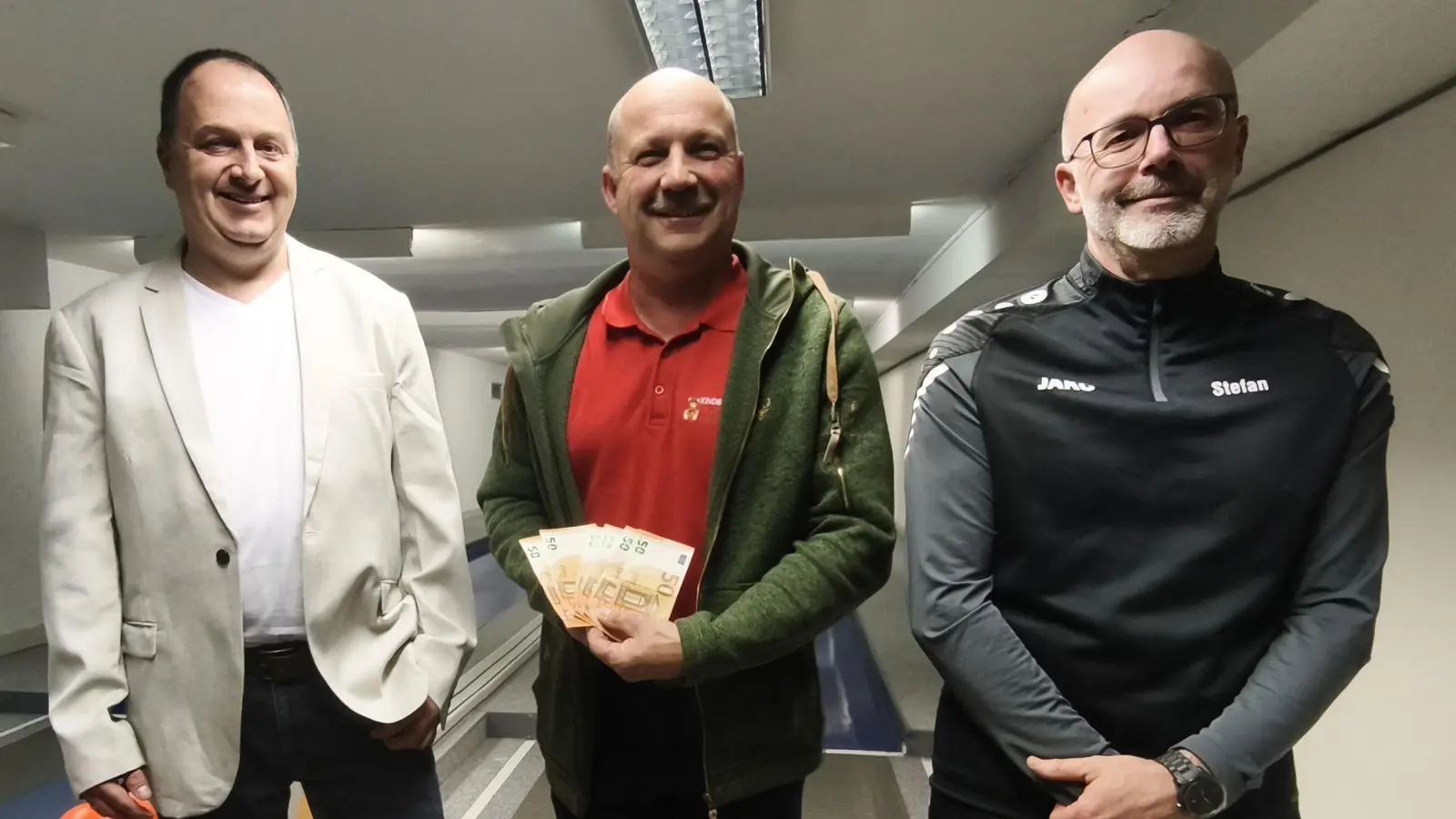 Thomas Haberkorn und Stefan Winter übergeben die Spende an Thomas Mathes, Vorstandsmitglied von der Kinderkrebshilfe Oberpfalz Nord. (Bild: Günter Bauer )