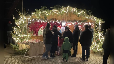 Gute Unterhaltung am vorweihnachtlich beleuchteten Advent-Standl. (Bild: Sonja Reichold)
