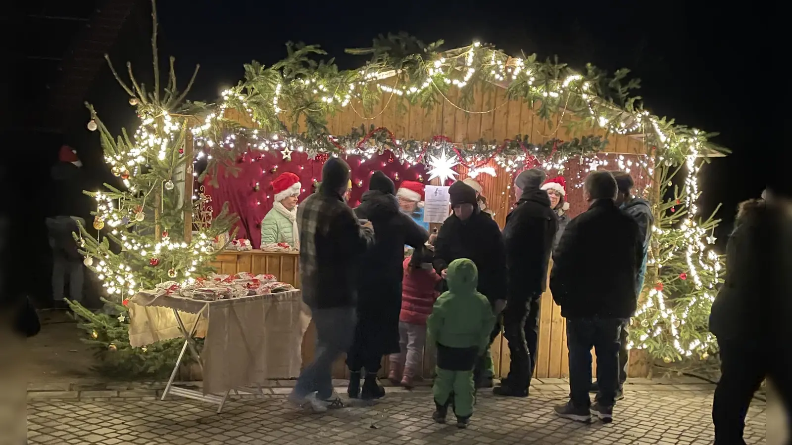 Gute Unterhaltung am vorweihnachtlich beleuchteten Advent-Standl. (Bild: Sonja Reichold)