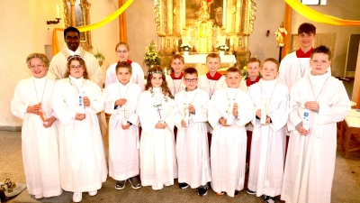 Pfarrer Savari mit den Kommunionkindern. (Bild: Ulrike Kindl)