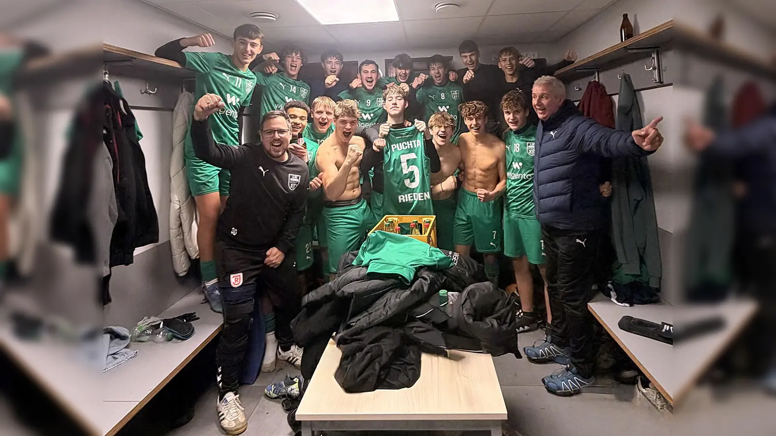 Die A-Jugend-Meistertruppe des 1.FC Rieden (Bild: Peter Gattaut)