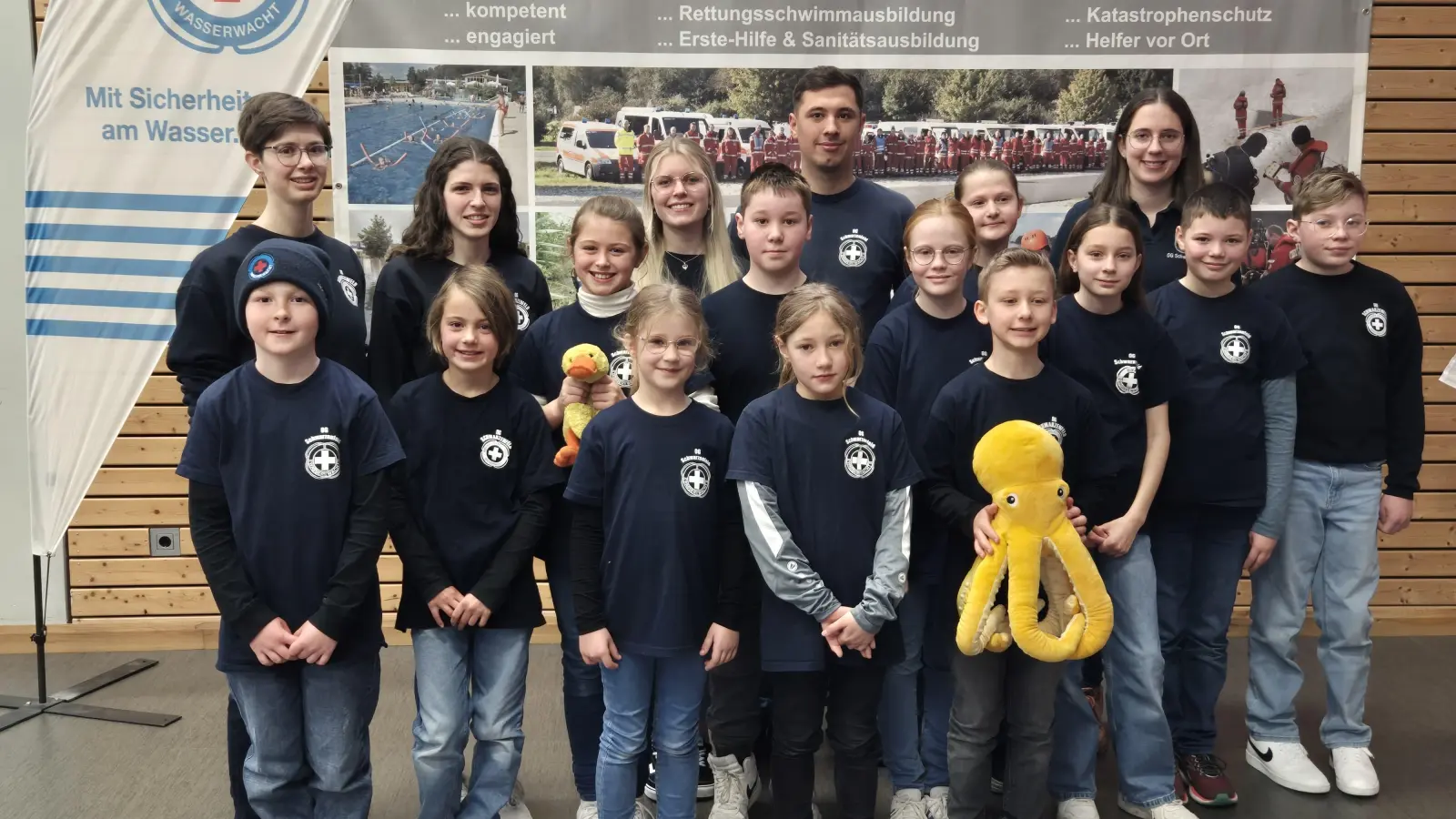 Die Mannschaften der Stufe 1 und 2 (Bild: Bezirkswasserwacht Niederbayern-Oberpfalz)