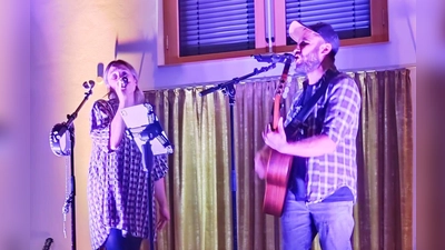 Das Akustik-Duo „Die Beers” (Isabela und Markus Beer) begeistern das Publikum im ausverkauften Pfarrheim Niedermurach mit ihrem Programm „Des klingt nach uns.” (Bild: Gabriele Reitzig)