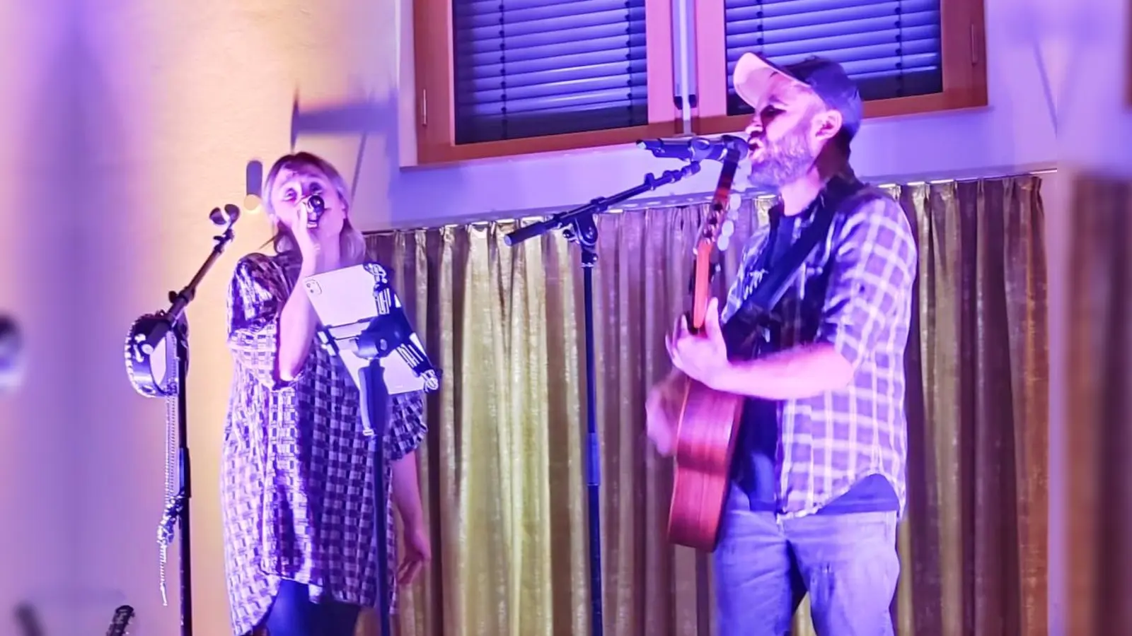 Das Akustik-Duo „Die Beers” (Isabela und Markus Beer) begeistern das Publikum im ausverkauften Pfarrheim Niedermurach mit ihrem Programm „Des klingt nach uns.” (Bild: Gabriele Reitzig)