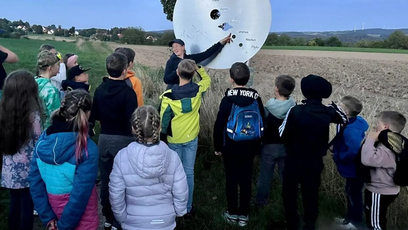 Beim Ferienprogramm der Jungen Union zeigt Monika Arbter-Hubrich die Planeten unserers Sonnensystems (Bild: Mariella Weiß)