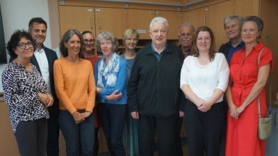Bei den Neuwahlen des Fördervereins der Doktor-Eisenbarth-Schule wurde das Vorstandsteam mit den tragenden Säulen Karl-Heinz Stoppa (Mitte), Lydia Eckert (links) und Mathilde Wolf (fünfte von links) wiedergewählt. (Bild: Elfriede Weiß)