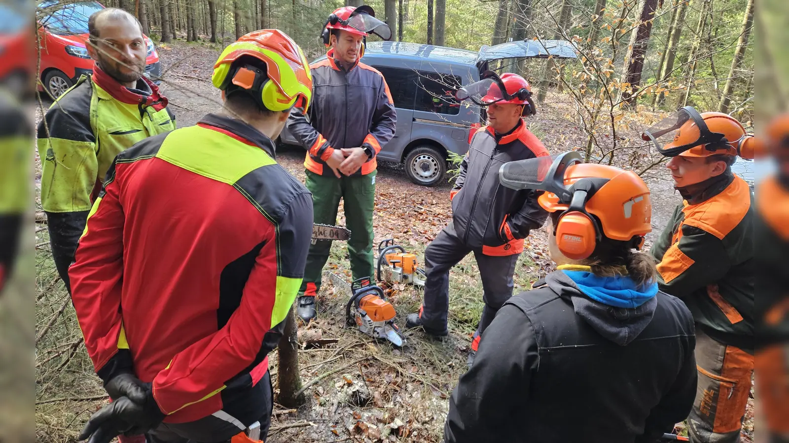 Einsatzbesprechung am Praxistag. (Bild: Gabriele Buchbinder)