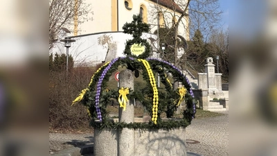 Osterbrunnen vor St. Emmeram in Oberköblitz. (Bild: Maria Schlögl)