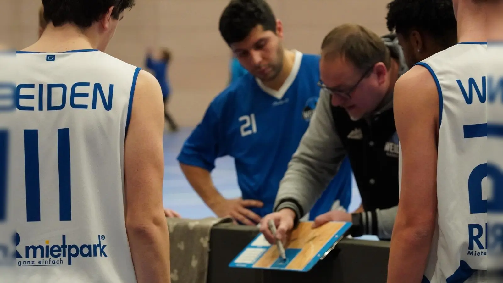 Coach Daniel Waldhauser in einer Auszeit (Bild: Jürgen Masching)