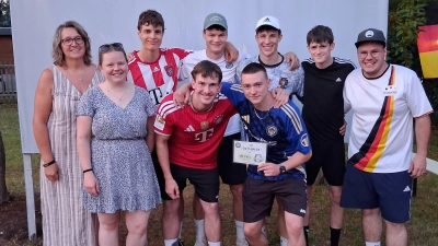 Mit Schwung zum Sieg: „Spin2win” hieß das Siegerteam, das beim Menschenkickerwettbewerb das 30-Liter-”Fassl” als Siegerpreis mit nach Eschenbach nahm. Für die Vizemeister von „Westside Pichlberg” blieb immerhin noch ein 20-Liter-Fässchen Helles. Von links Bürgermeisterin Carmen Pepiuk und Katharina Baumann (Landjugend), rechts Alexander Wolf (Landjugend). (Bild: Dr. Bernhard Piegsa)