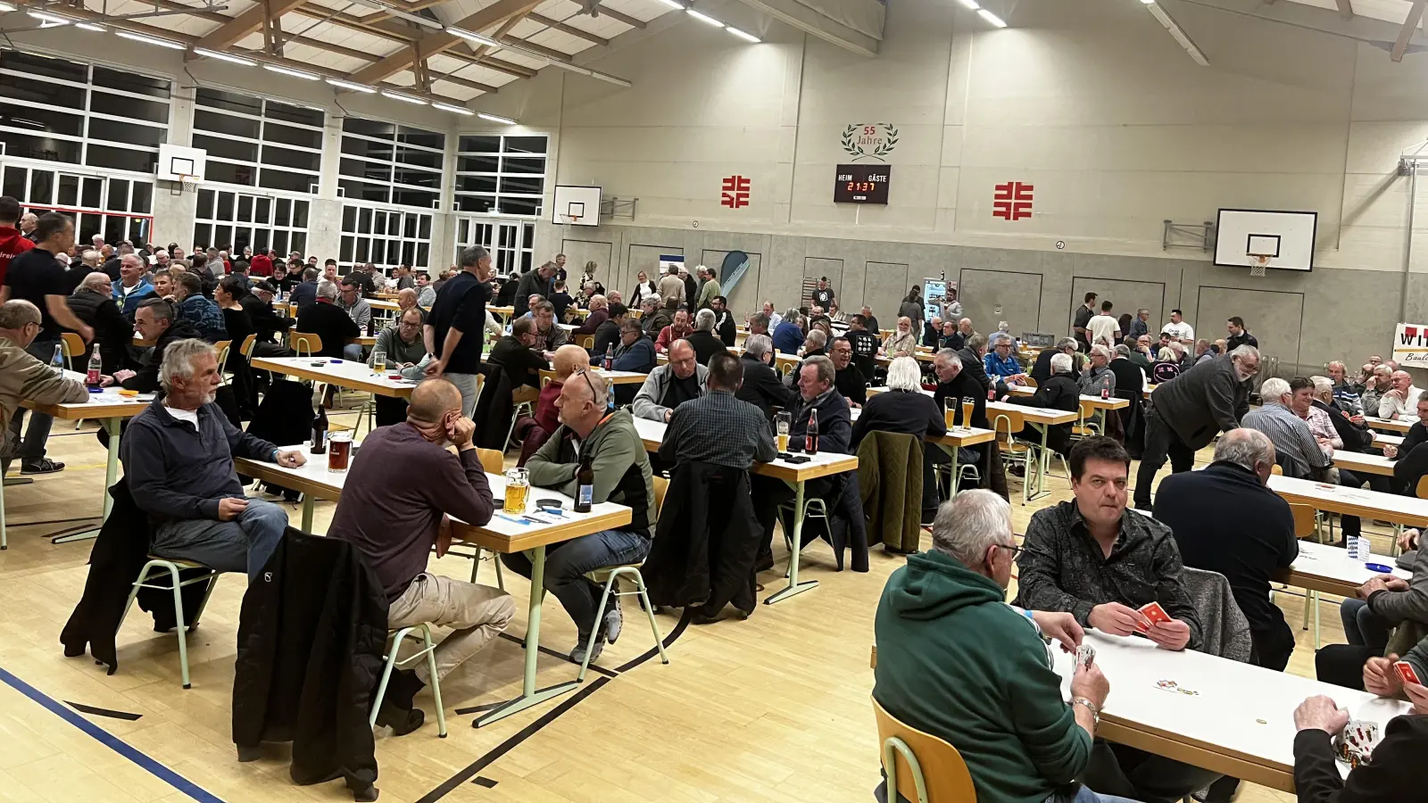 Mitspieler und Siegerehrung. (Bild: Reinhold Benz)