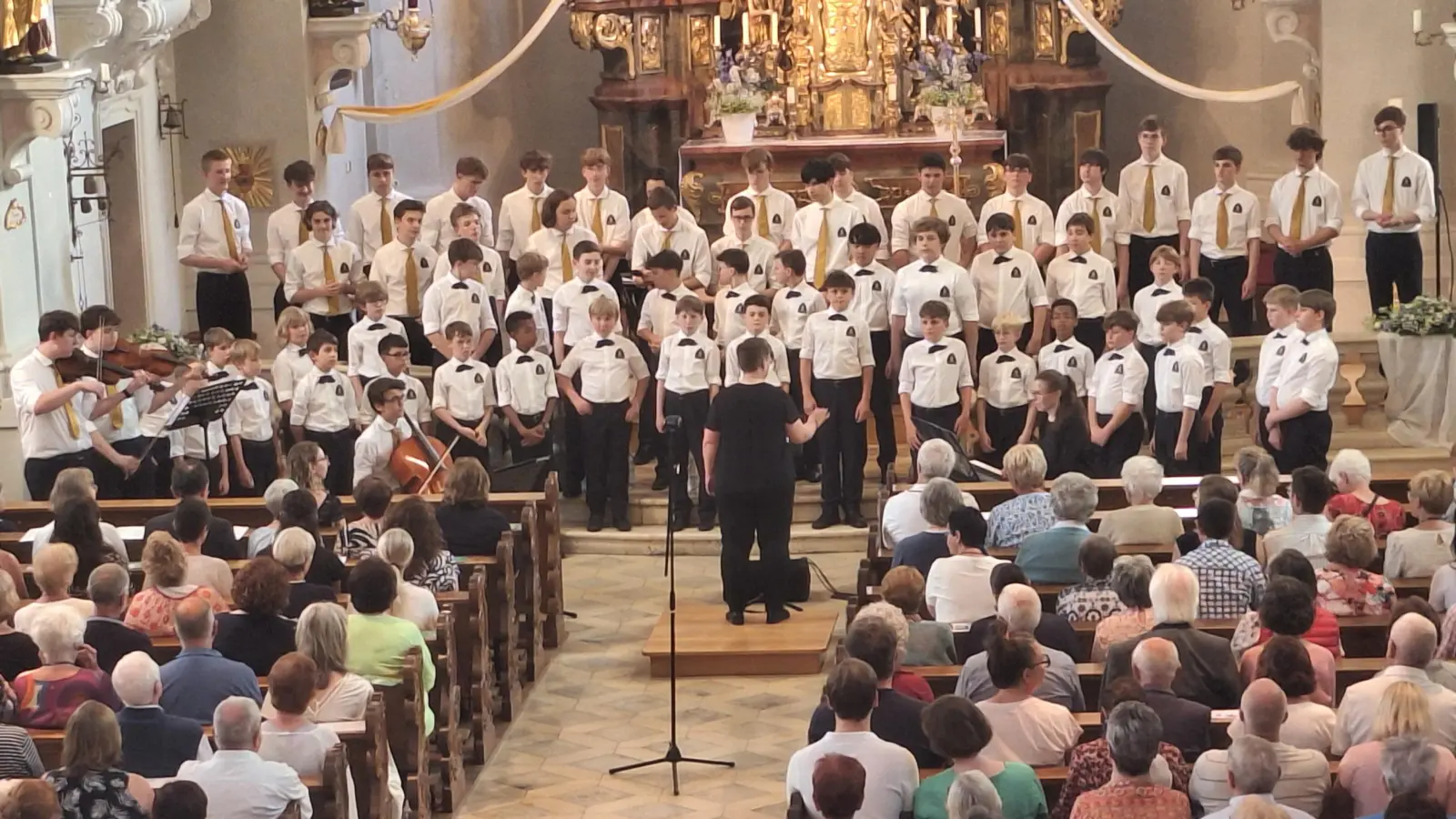 Die Regensburger Domspatzen mit ihrem Konzert „himmelwärts” in der St. Vitus Kirche in Schnaittenbach unter der Leitung von Kathrin Giehl. (Bild: Anita Hartmann)