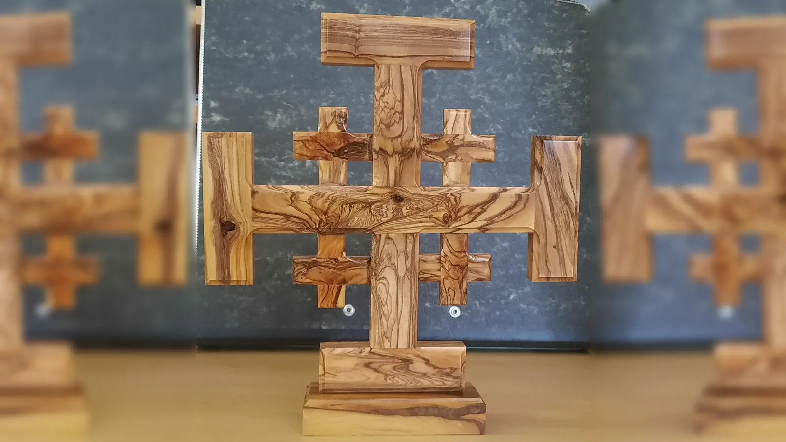 Jerusalemkreuz, gestiftet von P. Matthias Karl OSB für das Mitterteicher Friedensgebet (Bild: Carmen Roose)
