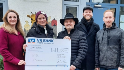 Die CWG unterstützt die Anschaffung neuer Turngeräte. Links Betina Raschka vom Förderverein, daneben Anita Klatzl, Leiterin. 3.v.links David Götz, CWG-Vorsitzender.  (Bild: Gerhard Doerfler)