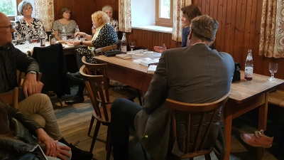 Gesprächsrunde im Grenzwirtshaus. (Bild: Kamila Juzlova)