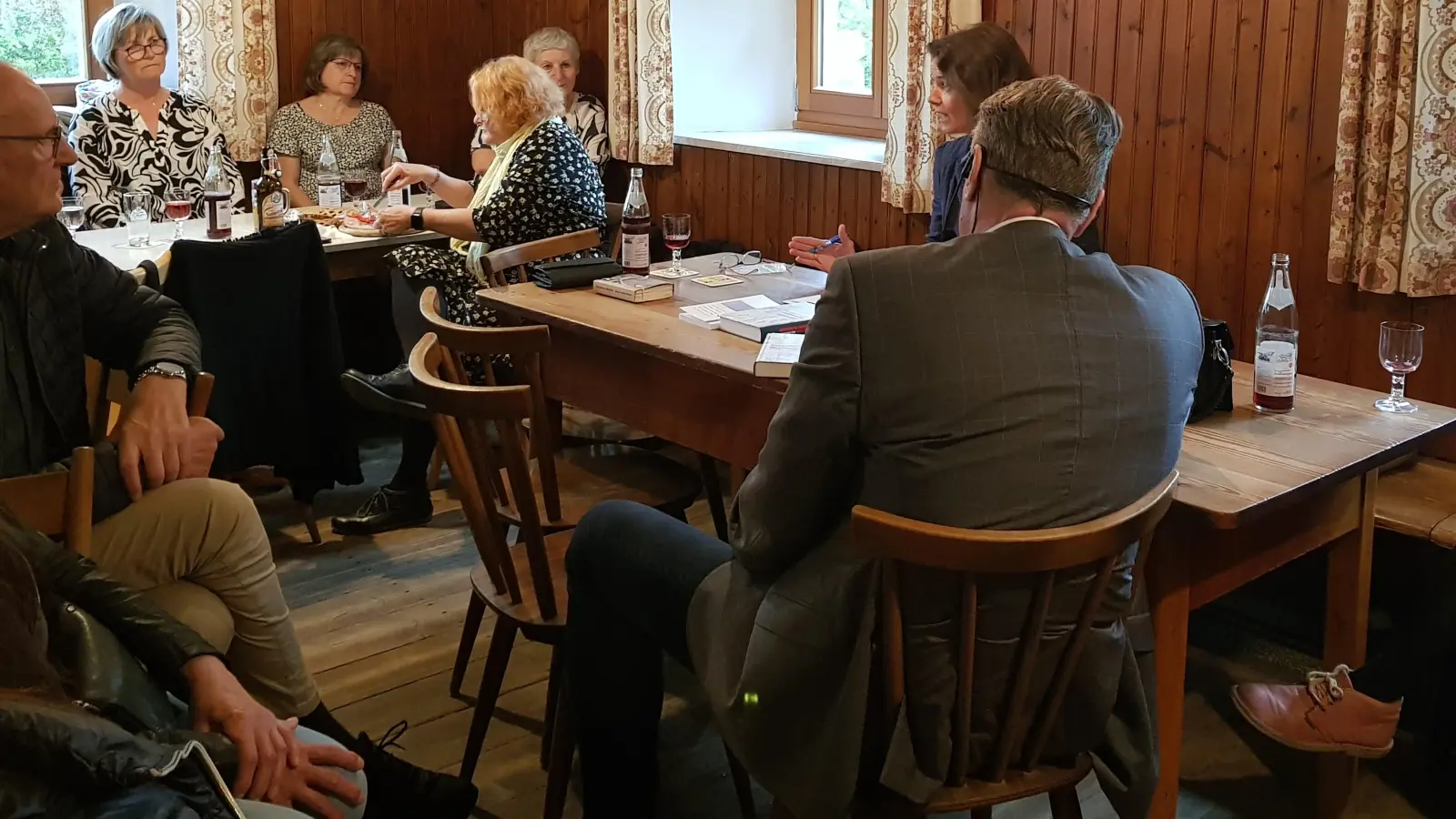Gesprächsrunde im Grenzwirtshaus. (Bild: Kamila Juzlova)