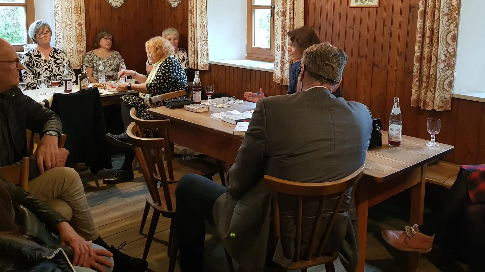 Gesprächsrunde im Grenzwirtshaus<br>Author: Birgit Höcherl (Bild: Kamila Juzlova)