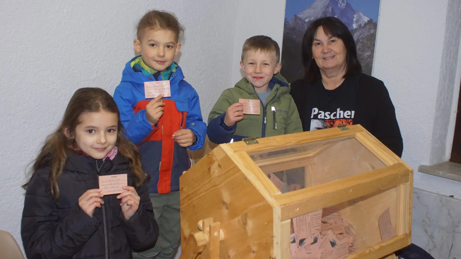 Kinder ziehen aus der Lostrommel die Abschnitte mit den Namen der Gewinner. (Bild: Ludwig Höcherl)